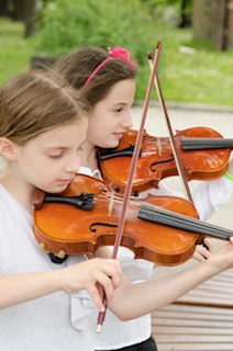 Bild: Kinder mit Geigen