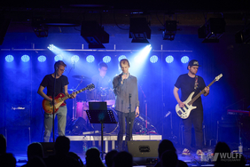 Bild von einer Band beim Konzert