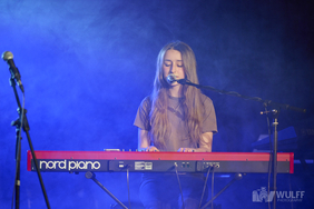 Bild von einer Band beim Konzert