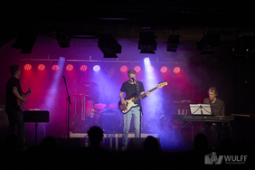 Bild von einer Band beim Konzert