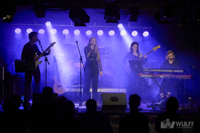 Bild von einer Band beim Konzert