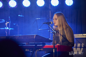 Bild von einer Band beim Konzert